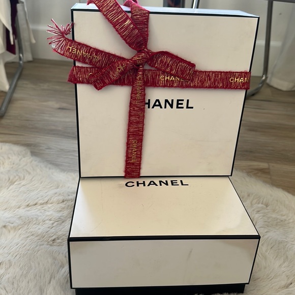 2 AUTHENTIC EMPTY CHANEL BOX WITH TISSUE INSIDE - Picture 1 of 2